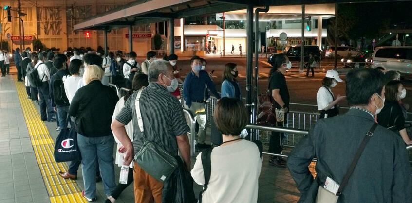 JR品川駅前は午前1時を過ぎてもタクシーを待つ人で行列ができた/10月8日午前1時45分(c)朝日新聞社