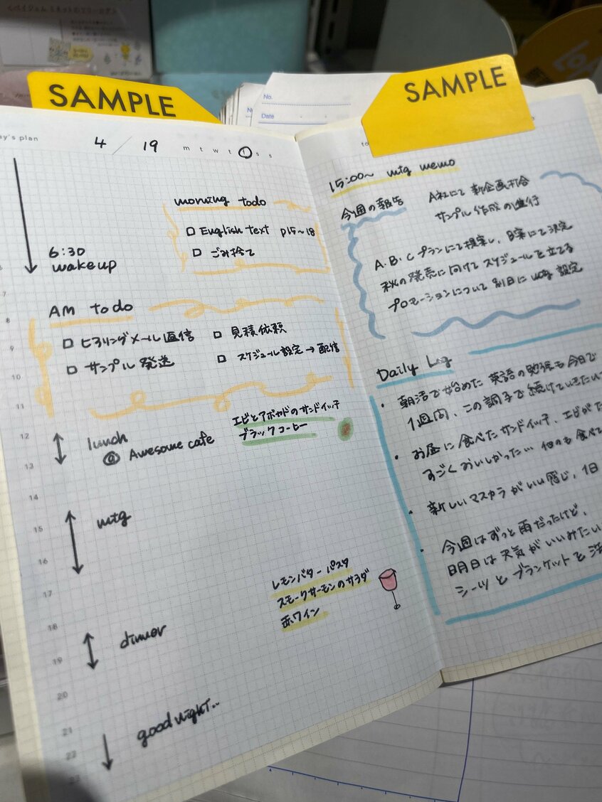 見開き1ページで1日のことをかくのが主流だという=24年9月、小山歩撮影