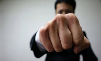 「アホとは戦うな!」と断言するベストセラー作家が「それでも戦うべき時」と判断するシンプルな指針とは