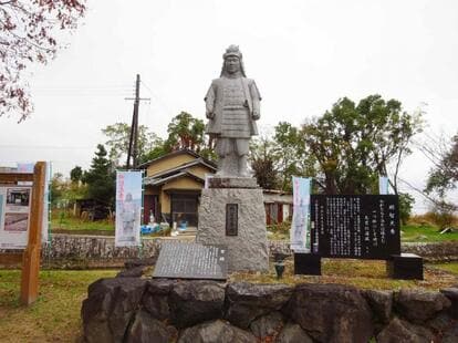 坂本城址公園に立つ明智光秀像