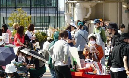 手作り本「ZINE」ブームの背景　人々を魅了するSNSにはない「アナログ」と「リアル」