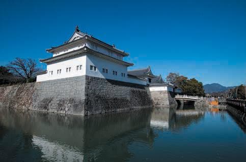 現在の駿府城。廃藩置県によって静岡藩は廃止され、駿府城も廃城となり建造物は破却された。平成以降、こうした櫓や門が復元されている。