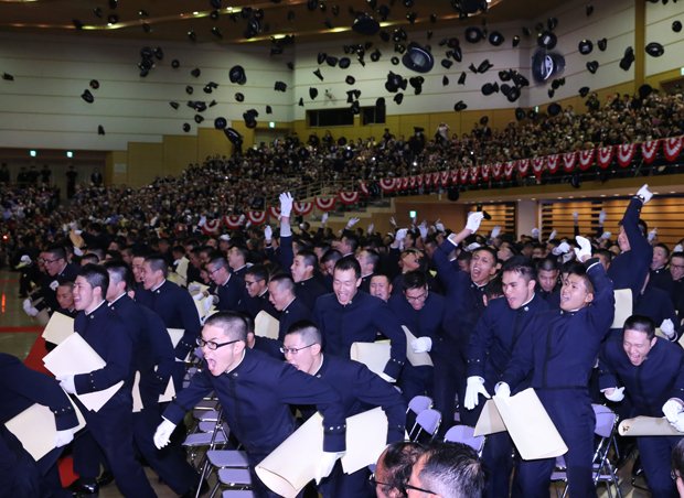 3月21日に開かれた防衛大学校の卒業式。式の最後に、帽子を投げ上げて退場する卒業生(c)朝日新聞社