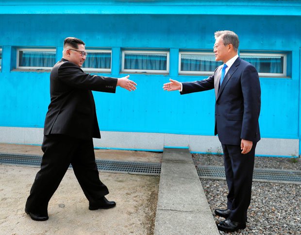 板門店の軍事境界線を挟んで、南北の首脳が握手。「本番」の米朝会談に向けて地ならしとなった（写真：韓国共同写真記者団）