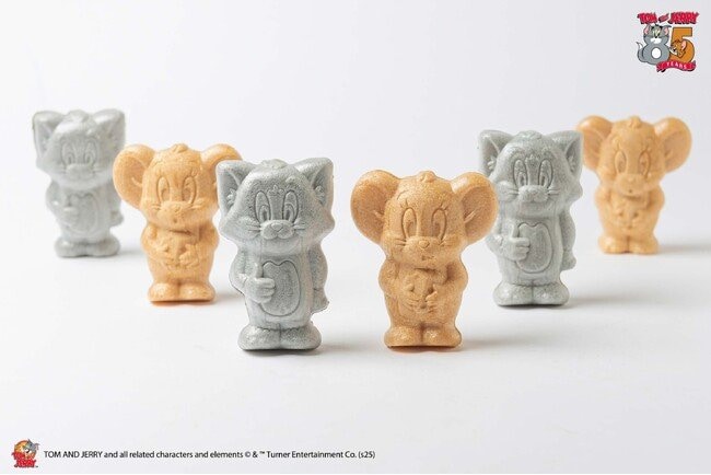 写真・図版（1枚目）| [トムとジェリー85周年記念] ミニソフビのようにデザインされた最中「トムとジェリー モナカ チョコレート＆チーズ味」の登場です