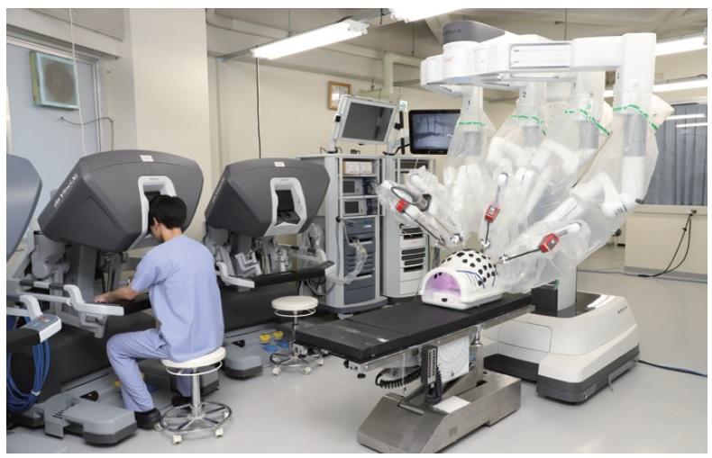 手術支援ロボット「ダビンチ」のトレーニングセンター（藤田医科大提供）