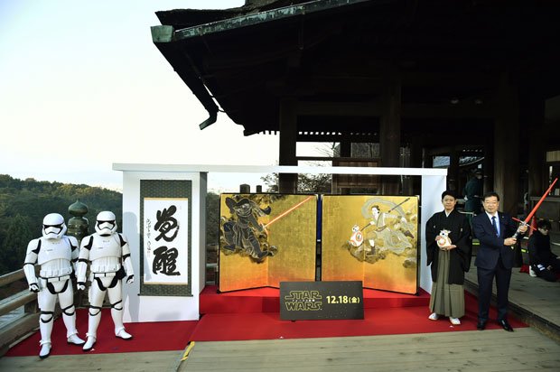 清水の舞台でのお披露目式にはライトセーバーを持った京都知事も参加