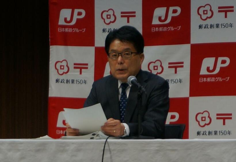 記者会見する日本郵政の増田寛也社長（撮影・藤田知也）