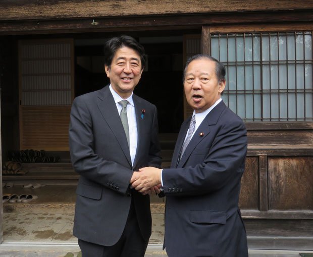 二階総務会長の出迎えを受け、高野山を参拝した安部首相　（ｃ）朝日新聞社　＠＠写禁