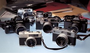 前列右が、父・眞澄氏が愛用していたヤシカエレクトロ35GX。コニカC35は5歳のときに自分専用に与えられたカメラで、今も愛着がある。ペンタックスESは、子どものころのカメラの原体験であり、コンタックスST（後列左）は父の死後、“遺品”として購入した。ライカへの対抗心もあるが、コンタックス好きでプラナーレンズを見ながら酒が飲めると語ってくれた。黒と銀のツートンカラーに思い入れが強く、G2のボディーに自分で革張りするほどの凝りようだ