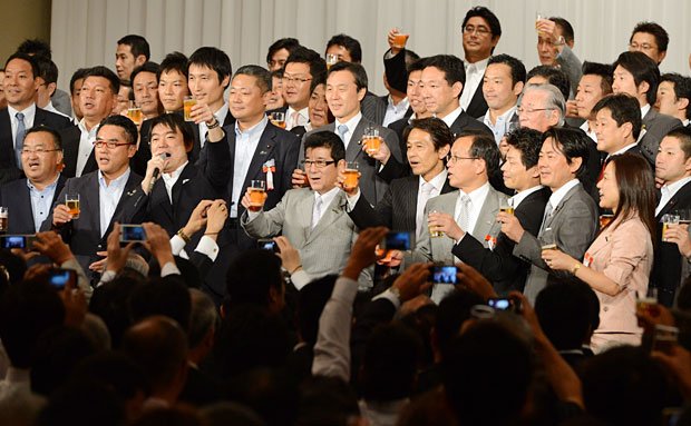 9月12日、新党「日本維新の会」の結成を宣言し、乾杯する橋下徹・大阪市長ら　(c)朝日新聞社
<br />＠＠写禁