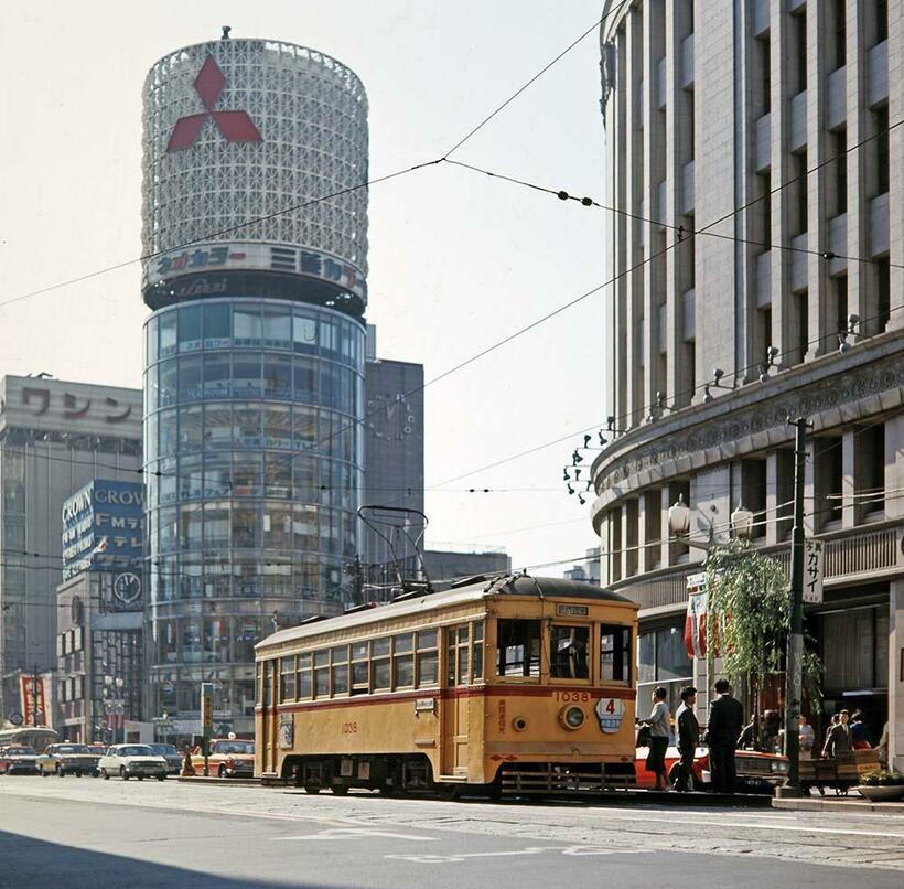 1934年に日本車輛で製造された古豪1000型都電と1963年竣工の斬新な三愛ドリームセンターのアンバランスな出合いの一瞬。銀座四丁目（撮影／諸河久：1967年10月21日）