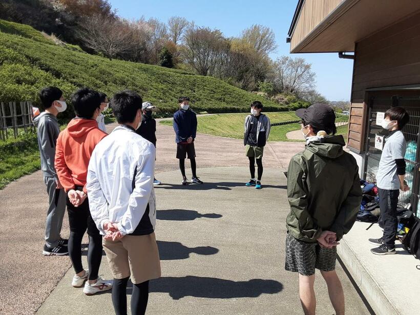金沢工業大学のオリエンテーリングサークルの練習風景。本格的な練習には、県外の森での実践が必要だが、コロナ禍で移動の自粛が要請され、技術の習得や向上、継承の難しさに直面している（円井さん提供）