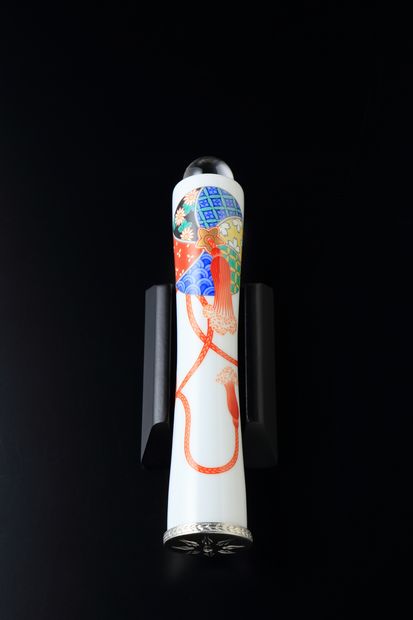 香蘭社　有田焼万華鏡　円柱型テレイドタイプ大　手毬２万７０００円／金箔は石川県金沢市産の本金箔を使用。産地に由来する加賀藩ゆかりの「梅鉢紋」をイメージしたモチーフを絹糸で丁寧に編み上げた。素材が糸なので、３ｇと軽量。真ん中にスワロフスキーのストーンを施した。長さ８ｃｍ、幅３.５ｃｍ。専用台付き（撮影／写真部・松永卓也）