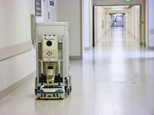 医療チームの一員、病院内をあちこち　経費削減にもエルカミーノ病院では指示に従い、食事や薬などを運ぶロボット「タグ」が活躍（撮影／ジャーナリスト・瀧口範子）