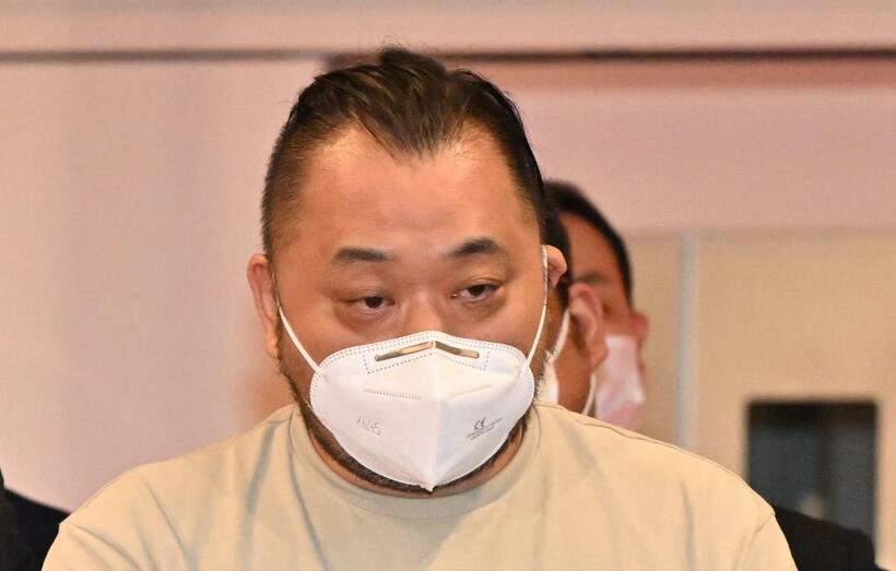 日本に到着した小島智信容疑者