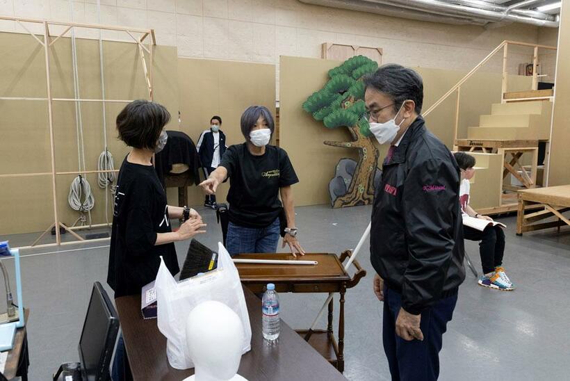 稽古場の瀧原寿子さん（写真中央）。作・演出の三谷幸喜さんをまっすぐ見つめる。三谷さんの向こうにいるのは出演するウエンツ瑛士さん（撮影／加藤孝）