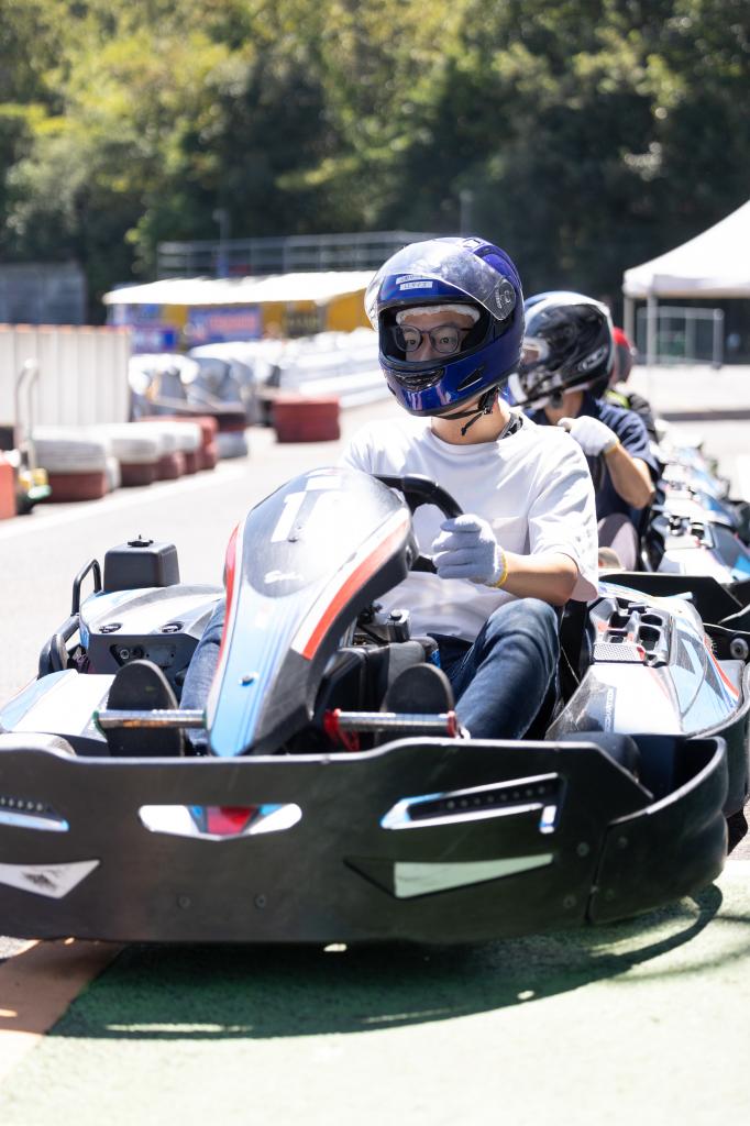 カートは車高が極端に低いから、まるで寝そべって走っているよう。実際に走るスピードは６０キロほどなのに、体感速度は１２０キロ超。福澤の気分は空を飛んでいた（写真＝山本友来）