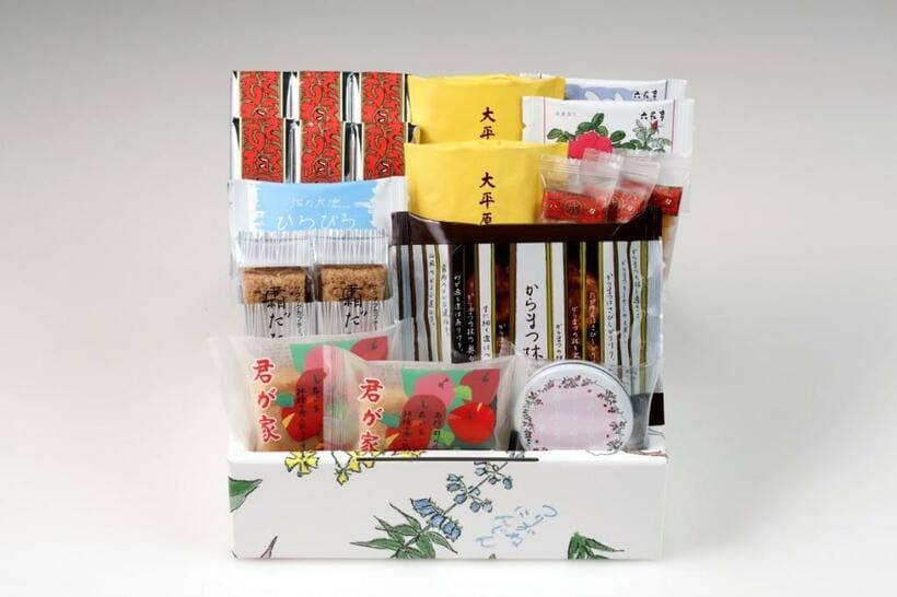 六花亭のお菓子詰め合わせ「おやつ屋さん」。毎月セット内容が異なるのが楽しい。１１月の季節のお菓子は、りんごの赤ワイン煮をパイ生地で包んだ「君が家」、シナモンとアーモンドをまぶしたひと口サイズの焼き菓子「からまつ林」。六花亭製菓株式会社　「１１月のおやつ屋さん」３０００円（税込み。送料別途２００円、クール代金込み）公式ウェブサイトｈｔｔｐｓ：／／ｗｗｗ．ｒｏｋｋａｔｅｉ．ｃｏ．ｊｐ／６６６６で、１１月分は、１１月２６日１８時まで購入受付中。