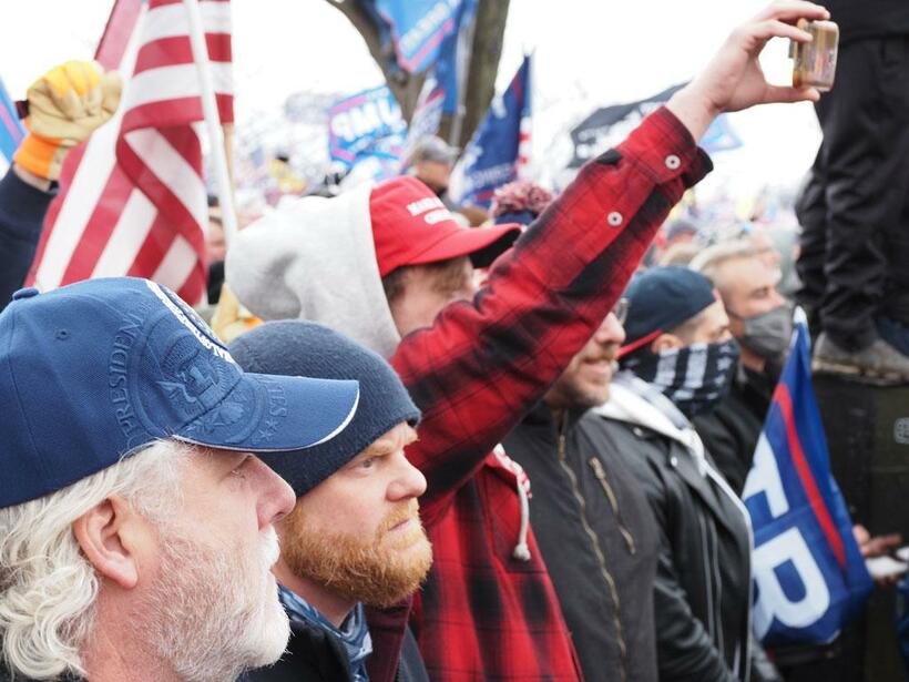 議会襲撃事件が起きる直前、ホワイトハウス前でトランプ大統領（当時）の演説を聞く支持者たち／２０２１年１月６日（ｐｈｏｔｏ　大島隆）