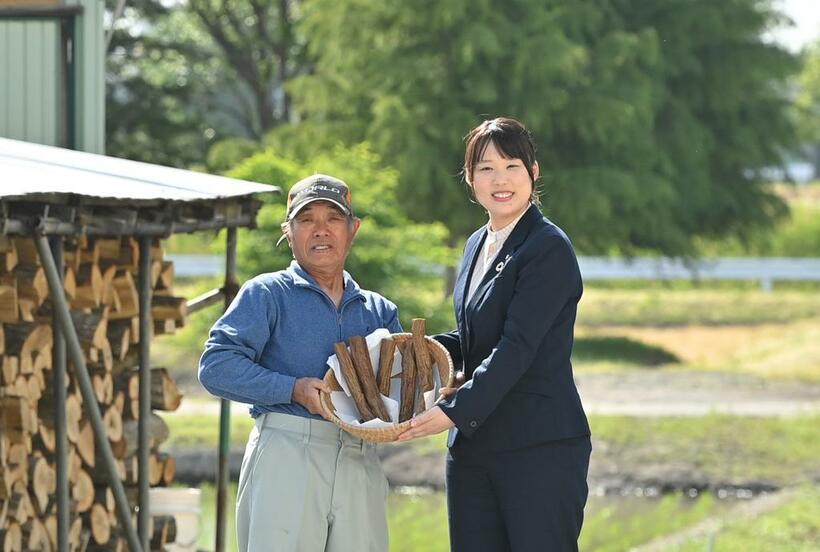 秋田・高関上郷農場の藤井清徳さんとセブン－イレブン・ジャパンの東北地区商品開発担当の一戸咲乃さん。いぶりがっこ使用のポテトサラダなどを商品化（撮影／写真映像部・東川哲也）