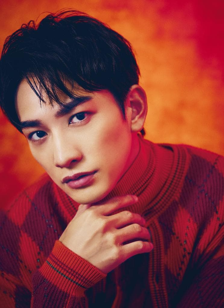 町田啓太（まちだ・けいた）／写真・蜷川実花／ｈａｉｒ　＆　ｍａｋｅ　ｕｐ　ＫＯＨＥＹ　ｓｔｙｌｉｎｇ　石川英治（ｔａｂｌｅｒｏｃｋｓｔｕｄｉｏ）　ｃｏｓｔｕｍｅ　ＶＥＲＳＡＣＥ／