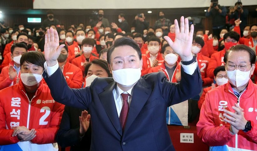 2022年3月10日、韓国大統領選で当選を確実にし、勝利宣言する保守系最大野党「国民の力」の尹錫悦・前検事総長＝ソウルの韓国国会（写真：東亜日報）