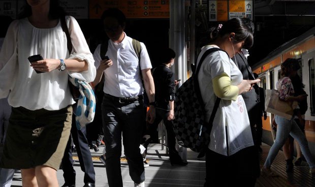 駅のホームでスマホを手に歩いたり電車を待ったりする人たち＝５月３１日午後、ＪＲ新宿駅　（c）朝日新聞社　＠＠写禁