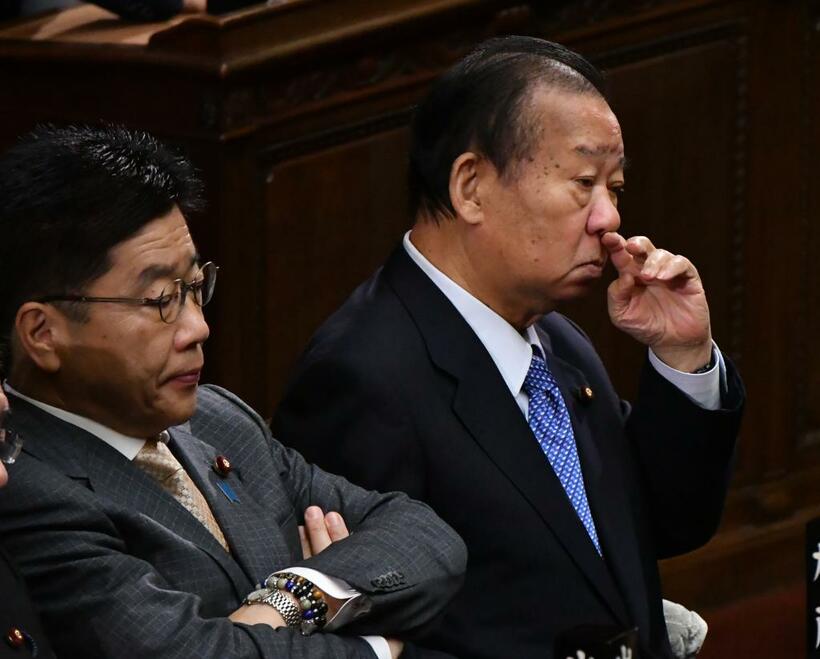 自民党の二階俊博幹事長（右）　（ｃ）朝日新聞社