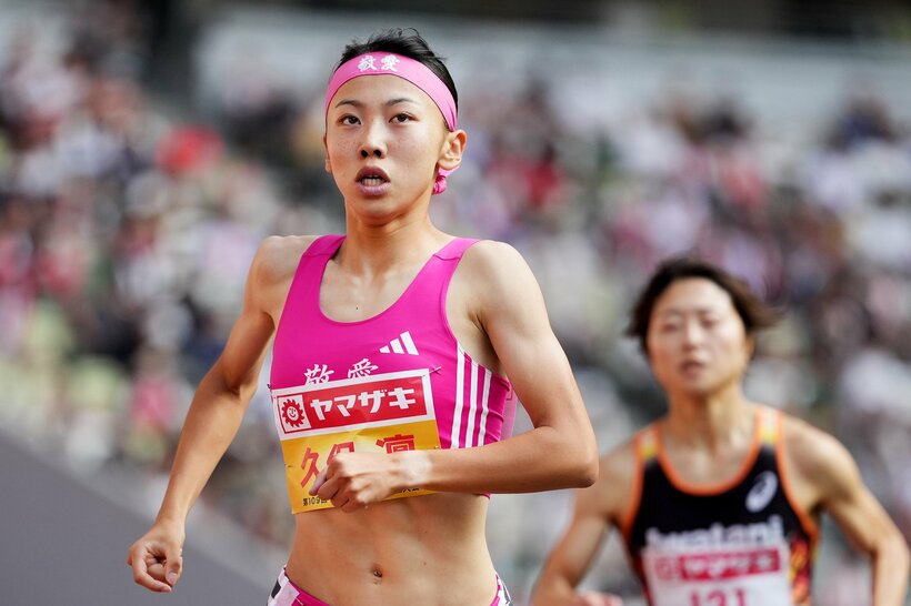 陸上日本選手権・女子800mでは高校3年生の久保凛選手が1分59秒52の日本新記録で連覇を達成した。世界陸上出場への機運が盛り上がっている＝2025年7月6日、東京・国立競技場。