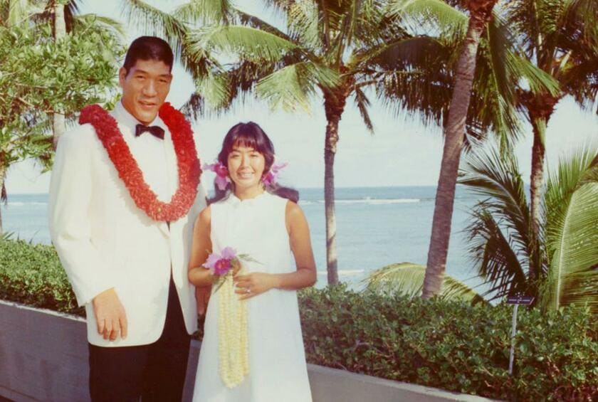 １９７１年９月１６日、ハワイのカハラ・ヒルトンホテルで結婚式を挙げた馬場と元子。この時点ではまだ結婚の事実を公にはできなかった（写真：株式会社Ｈ．Ｊ．Ｔ．Ｐｒｏｄｕｃｔｉｏｎ提供）