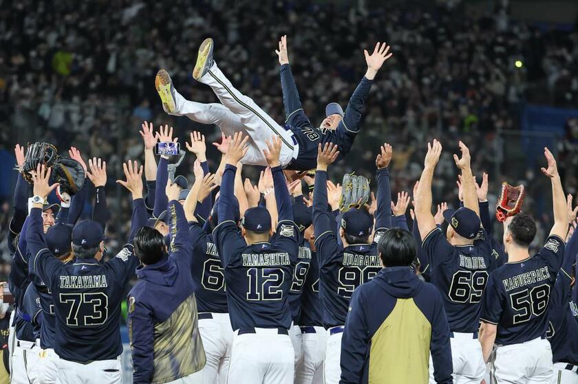 日本一に輝いて胴上げされるオリックスの中嶋聡監督