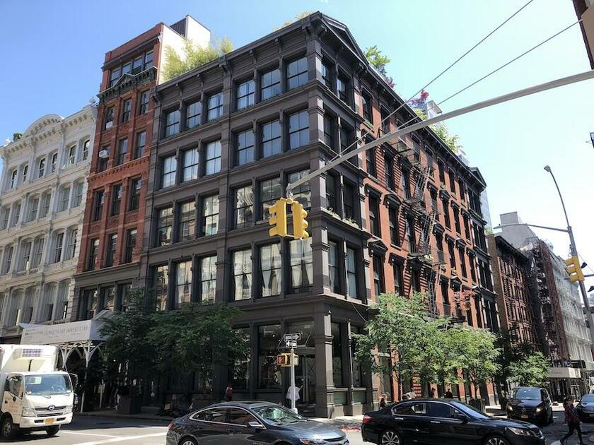 こうしたところに住むマンハッタンの住人たちが軒並み「避難」しているという。ちなみに写真は、アメリカのドラマ『キャッスル』の主人公が住んでいる設定の高級アパートメント