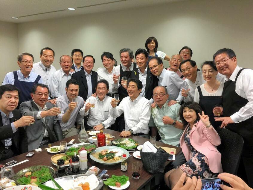 安倍晋三首相（中央）らが５日夜に参加した懇親会「赤坂自民亭」の集合写真。右下が片山さつき参院議員（西村康稔官房副長官のツイッターから）
