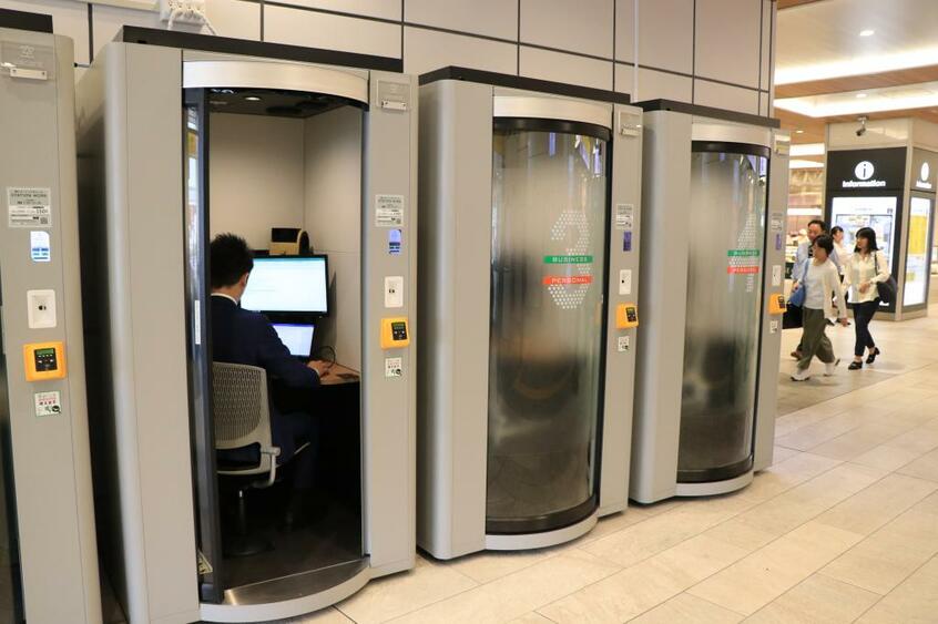 JR東日本「STATION BOOTH」※撮影のために扉を開放しています/場所:東京・新宿・池袋・立川のJR駅構内 利用料:15分275円(現在キャンペーン中で165円、終了時期未定)利用時間:東京・新宿・池袋は7時~21時30分、立川は月~土10時~21時30分、日祝10~21時(撮影/編集部・川口穣)