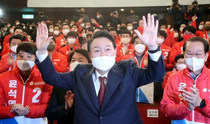 2022年3月10日、韓国大統領選で当選を確実にし、勝利宣言する保守系最大野党「国民の力」の尹錫悦・前検事総長=ソウルの韓国国会(写真:東亜日報)