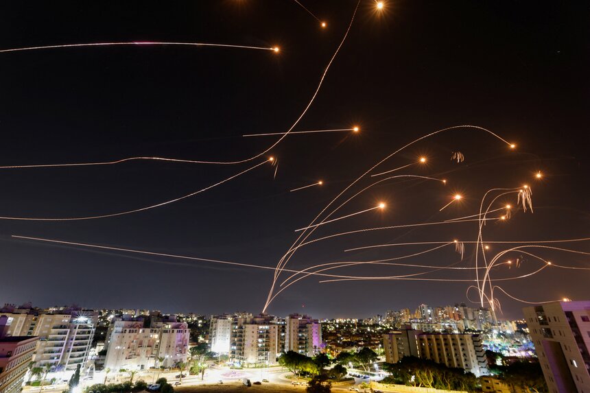 ガザ地区から発射されたロケット弾を迎撃するイスラエルの対ミサイルシステム「アイアンドーム」 (c)ロイター/アフロ