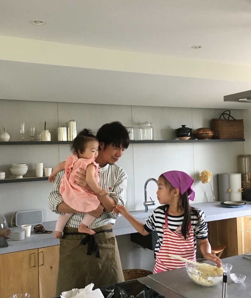 次女がまだ小さいころ。長女と一緒に料理を楽しむ姿も（写真提供）