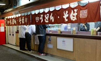こりゃ深刻だわ…40代のタイミーおじさんが「立ち食いそば屋」で痛感した人手不足のリアル