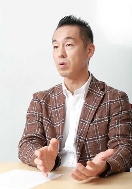 曽山哲人(そやま・てつひと) 1974年神奈川県横浜市生まれ。上智大学文学部英文学科卒業。1998年伊勢丹に入社、紳士服配属とともに通販サイト立ち上げに参加。1999年、20名程度だったサイバーエージェントに入社。インターネット広告の営業担当として入社し、後に営業部門統括に就任。2005年に人事本部設立とともに人事本部長に就任し2008年に取締役就任。現在は「採用・育成・活性化・適材適所」など人事全般を手がける。社外にもブログやソーシャルメディア、著書による情報発信や人材マネジメントや組織活性化等、幅広いテーマで講演・教育活動も積極的に行っている。近著に『強みを活かす』(PHP研究所)がある(撮影/宇佐見利明)