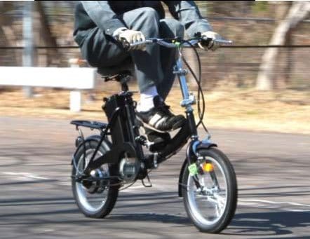 電動自転車の場合、ペダルから足を離しても走り続ける場合が多いので注意が必要（独立行政法人国民生活センター提供）