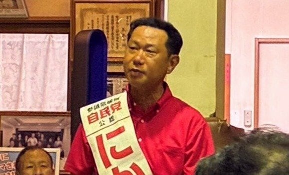 集会で支援を呼びかける二階伸康氏