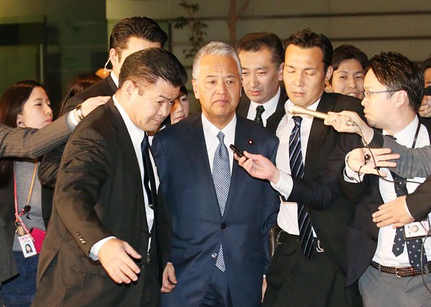辞表を提出するために首相官邸に入る甘利明経済再生大臣　（c）朝日新聞社