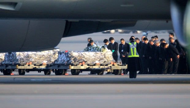 政府専用機で帰国した被害者たちの棺　（c）朝日新聞社　＠＠写禁