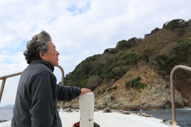 処刑前日のキリシタン家族3人を助けた漁師は、この野崎島に3人を運んだ。その岩場を見る筆者(撮影/写真部・松永卓也)
