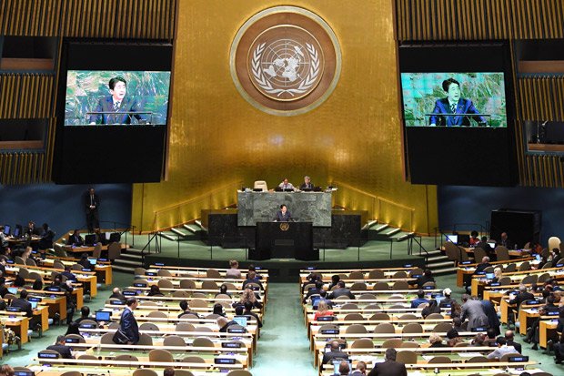 米ニューヨークの国連総会で一般討論演説し、北朝鮮を厳しく非難した安倍晋三首相。目前の総会場はガラガラだった　（ｃ）朝日新聞社