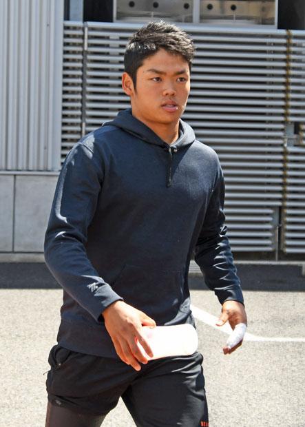 試合中に左手を負傷した中日の根尾昂　（ｃ）朝日新聞社
