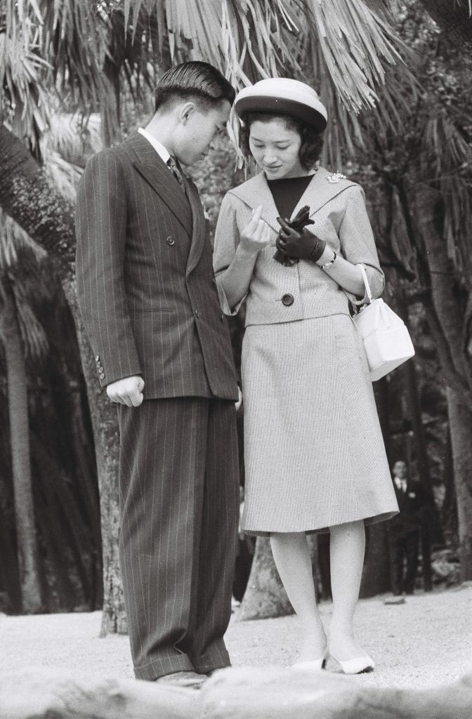 １９６２年、宮崎県青島で、拾った貝を手に語り合うおふたり　 （ｃ）朝日新聞社