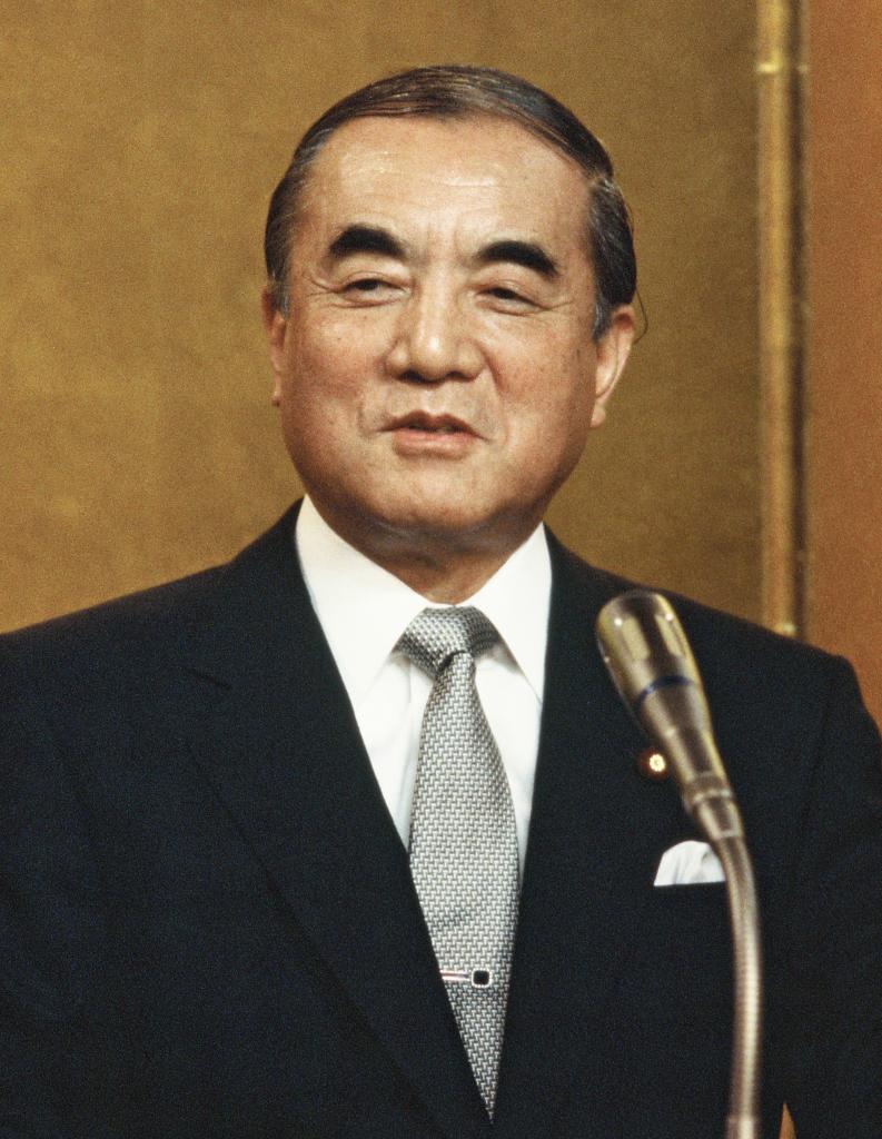 首相官邸で記者会見する中曽根康弘氏＝１９８６年　（ｃ）朝日新聞社