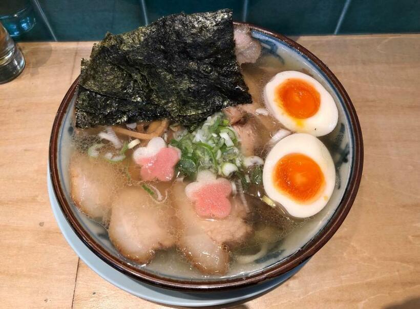 ビブグルマンを受賞した「はるちゃんラーメン」。太め平打ちの麺は柔らかいが太くしっかりしていて、スープをよく持ち上げてとてもおいしい（筆者撮影）